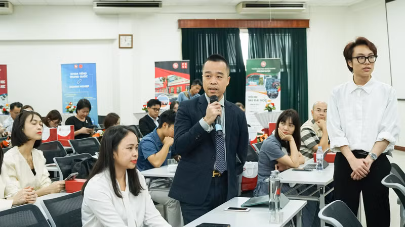 Các đại biểu trao đổi, thảo luận tại Diễn đàn.