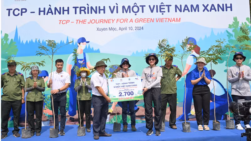 Đại diện Ban Quản lý rừng phòng hộ tỉnh Bà Rịa-Vũng Tàu tiếp nhận 2.700 cây.