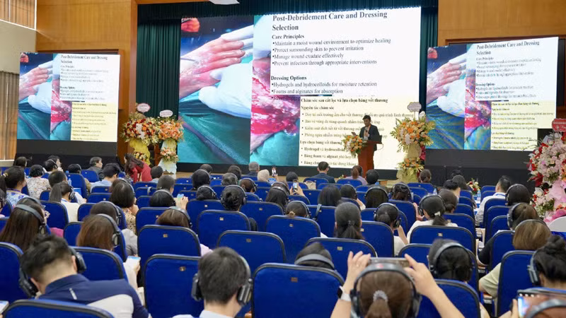 Các diễn giả trình bày tham luận tại hội thảo