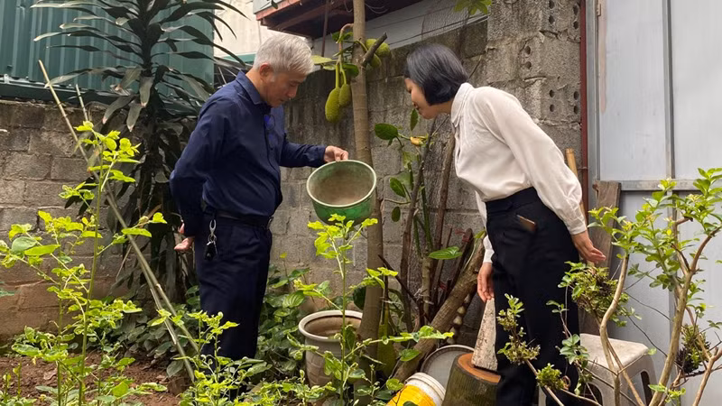 Cán bộ Trung tâm Kiểm soát bệnh tật thành phố Hà Nội kiểm tra, giám sát phòng, chống sốt xuất huyết trên địa bàn huyện Quốc Oai.