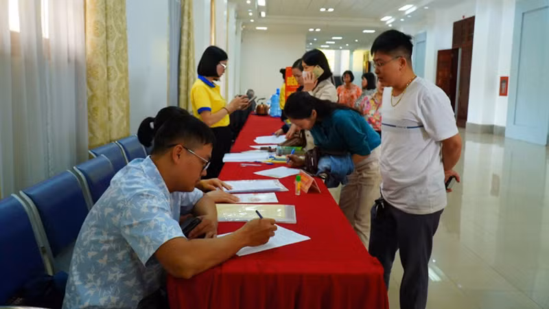 Các đại biểu, người dân đăng ký hiến mô, bộ phận cơ thể người tại Lễ phát động.