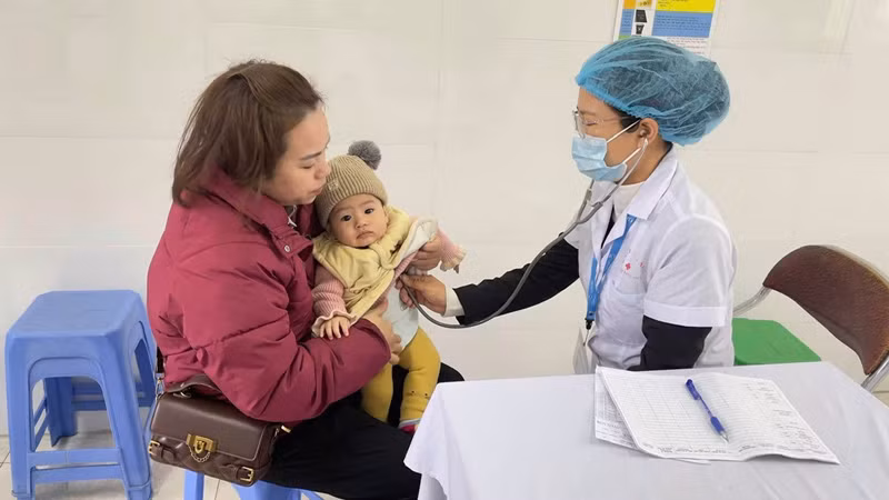 Cán bộ y tế kiểm tra sức khỏe cho trẻ em trên địa bàn Hà Nội. (Ảnh: Văn Lập)