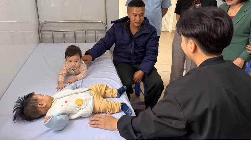 Theo dõi trẻ sau tiêm tại trạm y tế phường Thạch Bàn (quận Long Biên, Hà Nội)