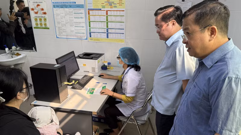 Giám sát công tác tiêm chủng cho trẻ tại Trạm Y tế phường Thạch Bàn (quận Long Biên, Hà Nội)