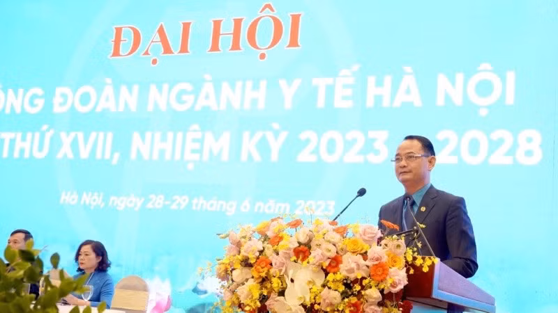 Đồng chí Trịnh Tố Tâm, Chủ tịch Công đoàn ngành y tế Hà Nội khóa XVI, nhiệm kỳ 2018-2023 phát biểu tại Đại hội.