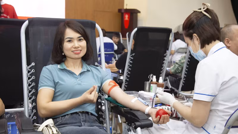 Người dân tham gia hiến máu tình nguyện tại Viện Huyết học-Truyền máu Trung ương.