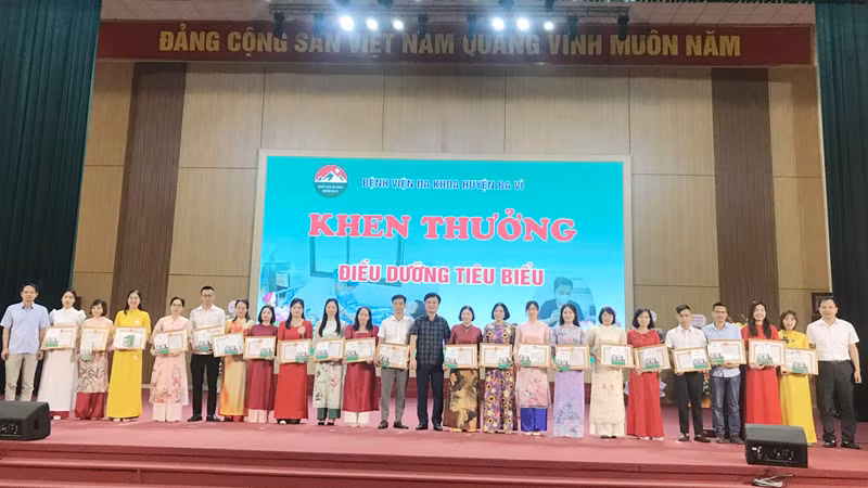 Lãnh đạo Bệnh viện Đa khoa huyện Ba Vì trao phần thưởng cho các điều dưỡng có thành tích xuất sắc trong công tác chuyên môn.