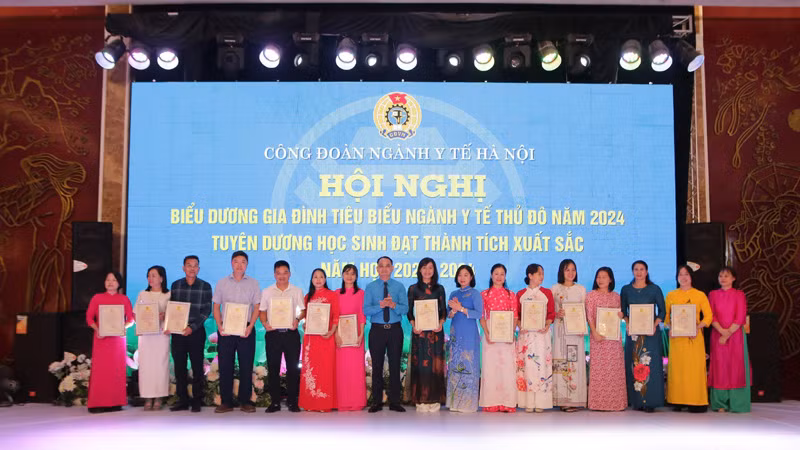 Lãnh đạo Công đoàn ngành Y tế Hà Nội trao thưởng cho các gia đình tiêu biểu ngành Y tế Thủ đô năm 2024.