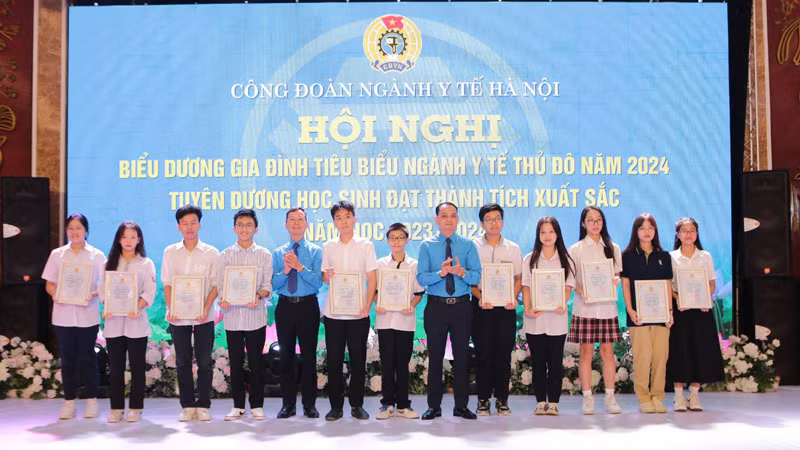 Khen thưởng các em học sinh đạt thành tích xuất sắc năm học 2023-2024.