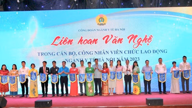 Lãnh đạo Sở Y tế, lãnh đạo Công đoàn ngành Y tế Hà Nội trao cờ lưu niệm cho các đơn vị tham gia Liên hoan Văn nghệ.