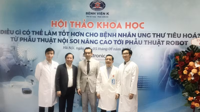 Phó Giáo sư, Tiến sĩ Phạm Văn Bình và Giáo sư Rasa Zarnegar chụp ảnh lưu niệm với các đại biểu tham dự Hội thảo.