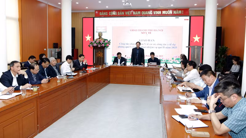 Phó Giám đốc Sở Y tế Hà Nội Trần Văn Chung phát biểu ý kiến tại hội nghị.