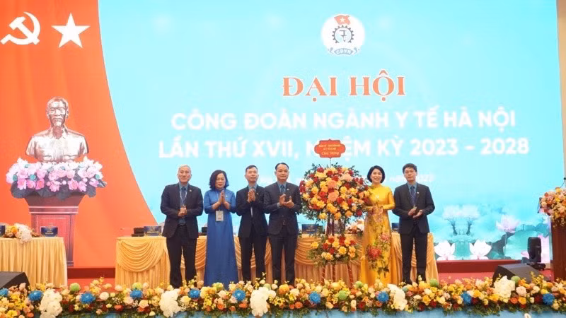 Đảng ủy, Ban Giám đốc Sở Y tế Hà Nội tặng hoa chúc mừng Đại hội.