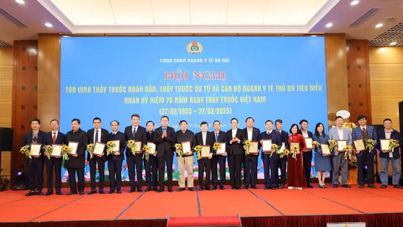 Lãnh đạo Liên đoàn Lao động thành phố Hà Nội trao bằng tôn vinh cho các cán bộ tiêu biểu ngành Y tế Thủ đô.