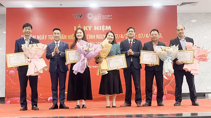 Trao tặng Bằng khen cho các đơn vị có thành tích xuất sắc trong công tác hiến máu tình nguyện