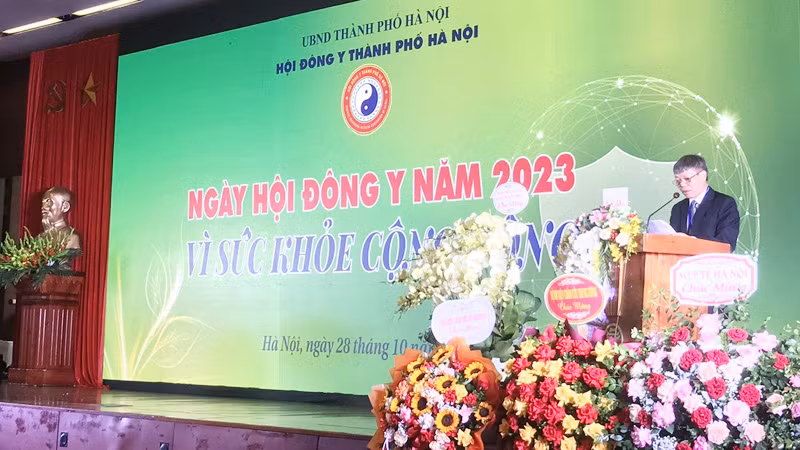 Phó Chủ tịch Trung ương Hội Đông y Việt Nam, Chủ tịch Hội Đông y thành phố Hà Nội Nguyễn Văn Dung phát biểu tại Lễ kỷ niệm