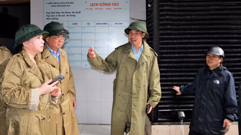 Phó Giám đốc phụ trách Sở Y tế Hà Nội Nguyễn Đình Hưng kiểm tra tại Bệnh viện đa khoa Hòe Nhai.