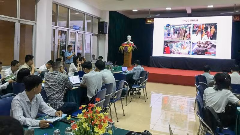 Báo cáo viên trình tại hội thảo.