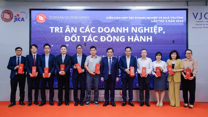Lãnh đạo Trường đại học Ngoại thương trao tặng Kỷ niệm chương tri ân các doanh nghiệp, đối tác đồng hành.