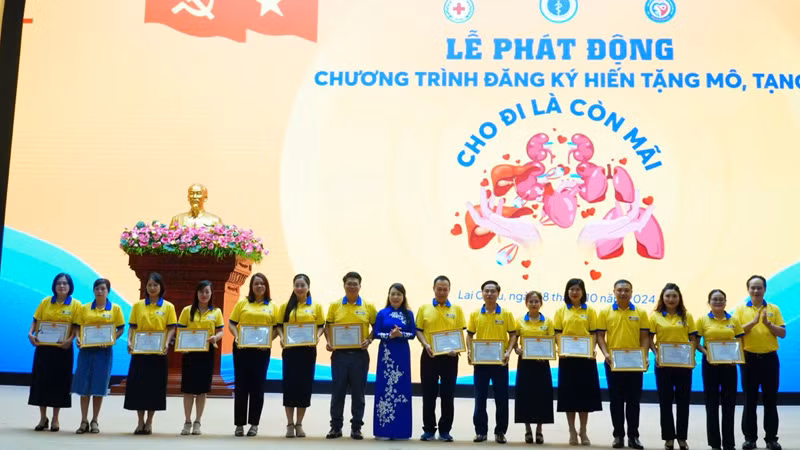 Trao Giấy khen cho các cá nhân đã có thành tích xuất sắc trong truyền thông, vận động hiến mô, tạng - Cho đi là còn mãi.