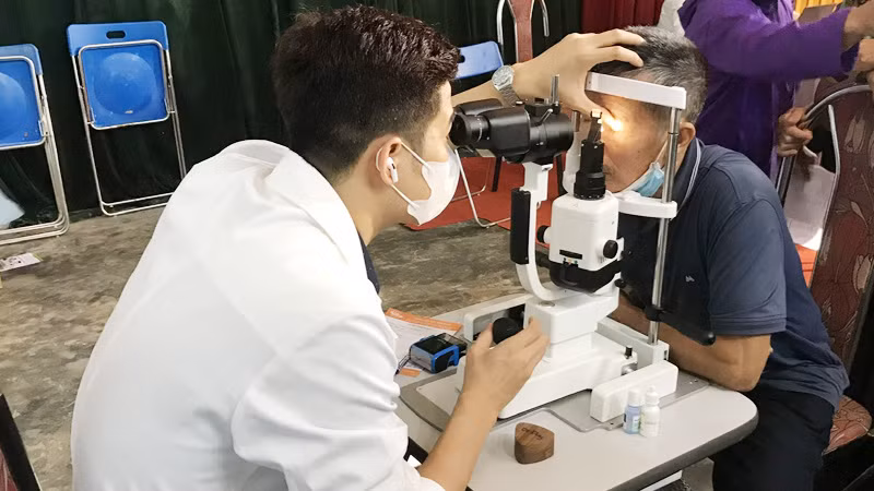 Các y, bác sĩ khám mắt cho người dân trên địa bàn huyện Ba Vì tại Ngày hội Y tế cơ sở