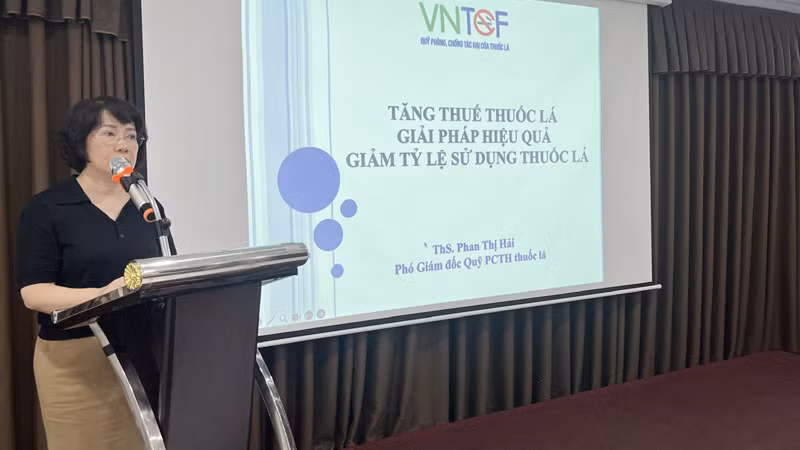 Thạc sĩ Phan Thị Hải, Phó Giám đốc Quỹ Phòng, chống tác hại của thuốc lá (Bộ Y tế) chia sẻ thông tin tại buổi tập huấn.