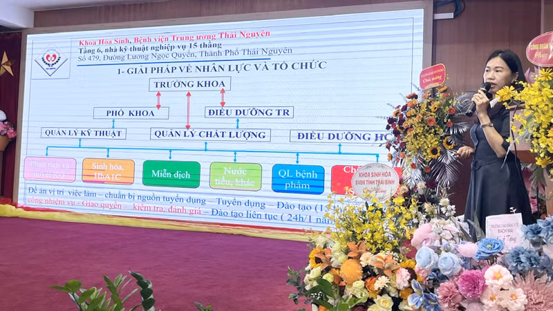 Các chuyên gia lĩnh vực hóa sinh trình bày các tham luận tại hội thảo.