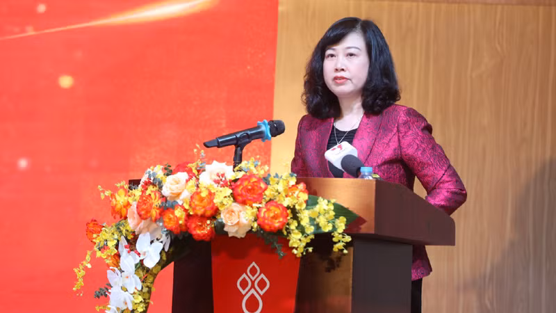 Bộ trưởng Y tế, Trưởng Ban Chỉ đạo quốc gia Vận động hiến máu tình nguyện Đào Hồng Lan phát biểu ý kiến tại hội nghị.