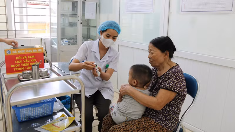 Cán bộ y tế tư vấn cho người dân trên địa bàn Hà Nội về sự cần thiết phải tiêm vaccine sởi