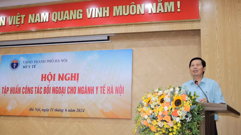 Lãnh đạo Sở Y tế Hà Nội phát biểu ý kiến tại hội nghị.