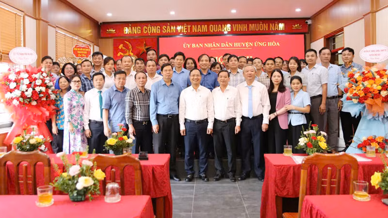 Các đại biểu chụp ảnh lưu niệm tại Hội nghị