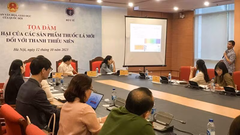 Các đại biểu trao đổi thông tin về thuốc lá thế hệ mới tại buổi tọa đàm.