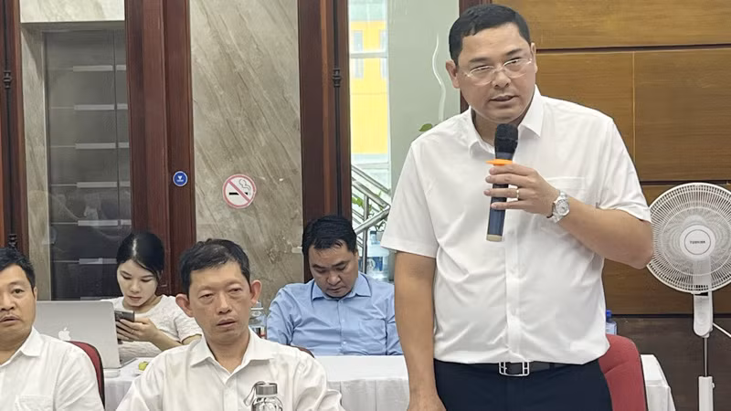 Phó Vụ trưởng Vụ Bảo hiểm y tế (Bộ Y tế) Hoàng Trung Tuấn chia sẻ thông tin tại Hội thảo.