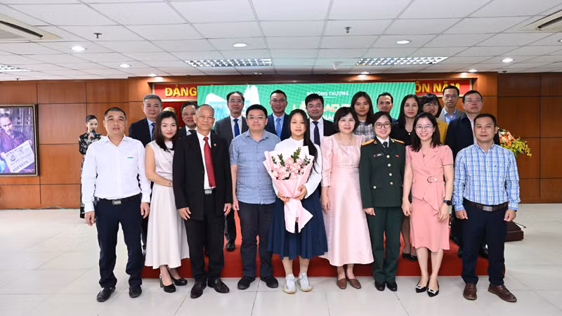 Ban tổ chức và các tác giả, nhóm tác giả đoạt giải Cuộc thi viết về "Bảo vệ môi trường ngành Công thương" lần thứ II năm 2023 chụp ảnh lưu niệm.