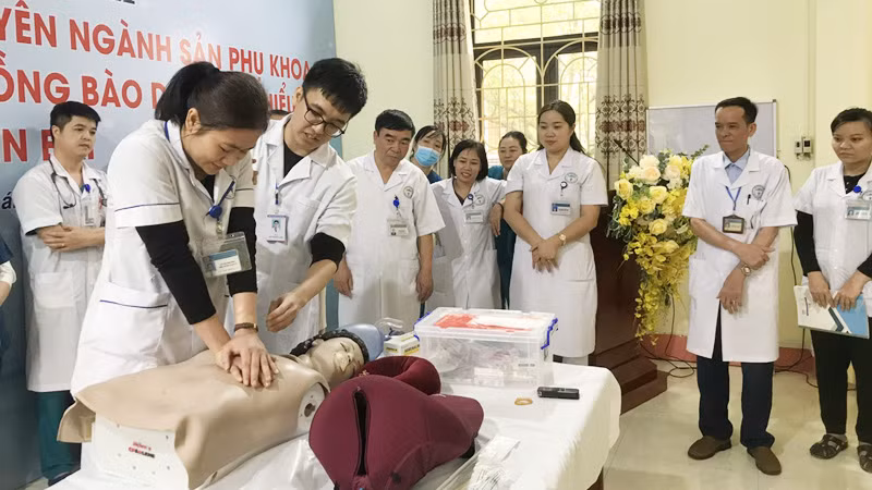 Các bác sĩ Bệnh viện Phụ sản Hải Phòng chuyển giao kỹ thuật "cấp cứu ngừng tuần hoàn" cho y bác sĩ tại Trung tâm Y tế huyện Yên Bình.