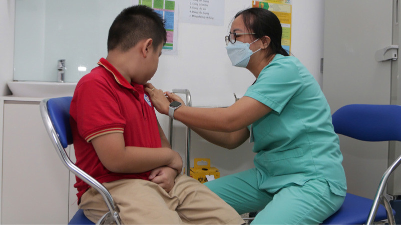 Cán bộ y tế tiêm chủng vaccine sởi cho trẻ trên địa bàn thành phố Hà Nội.