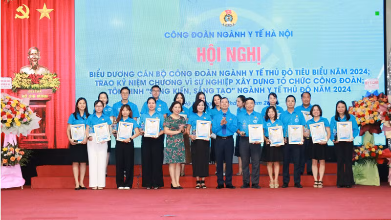 Các cán bộ Công đoàn ngành y tế Hà Nội được biểu dương tại hội nghị.