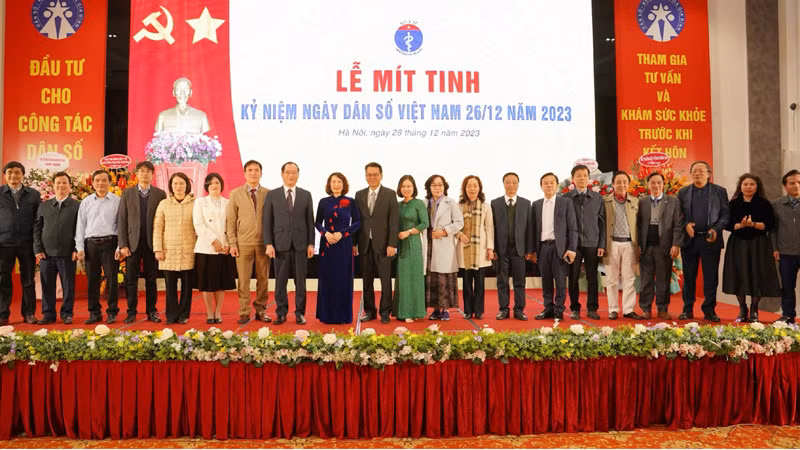 Các đại biểu chụp ảnh lưu niệm tại lễ mít-tinh kỷ niệm Ngày Dân số Việt Nam (26/12) năm 2023.