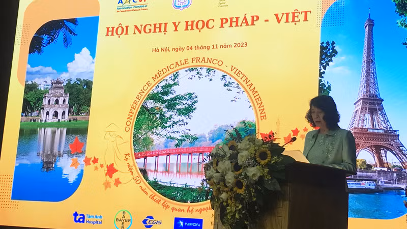 Thứ trưởng Y tế Nguyễn Thị Liên Hương phát biểu ý kiến tại Hội nghị.