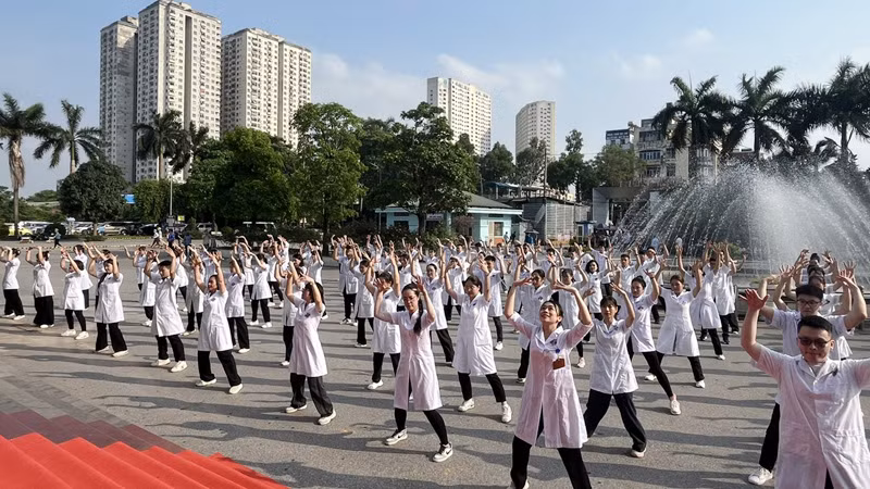 Tiết mục nhảy flashmob với các động tác vệ sinh tay được các y, bác sĩ Bệnh viện K biểu diễn tại Lễ phát động.