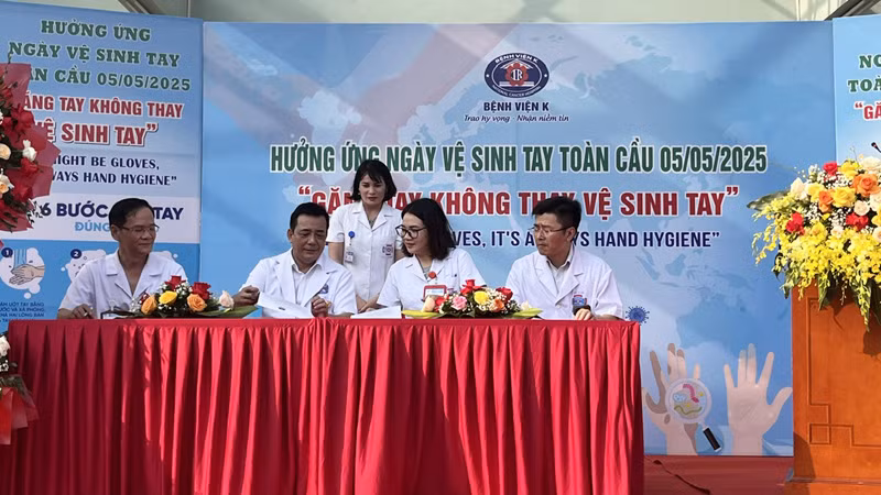 Ban Giám đốc, Công đoàn, lãnh đạo các khoa/phòng tổ chức ký cam kết thực hiện vệ sinh tay tại các đơn vị trực thuộc Bệnh viện K.
