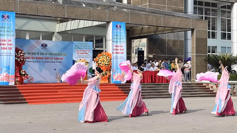 Một tiết mục văn nghệ được trình diễn tại Lễ phát động.