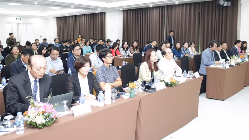 Các đại biểu trong và ngoài nước tham dự hội thảo.