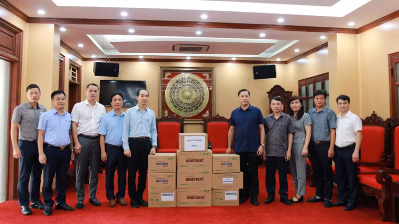 Lãnh đạo Sở Y tế tặng các loại thuốc thiết yếu điều trị cho người dân trên địa bàn huyện Chương Mỹ (TP Hà Nội).