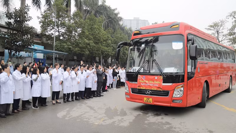 Bộ trưởng Y tế Đào Hồng Lan và các y, bác sĩ Bệnh viện K vẫy tay chào người bệnh về quê ăn Tết trên những "Chuyến xa yêu thương".