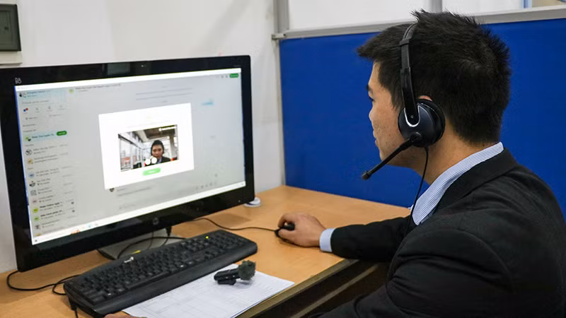 Lao động dự phiên giao dịch việc làm trực tuyến của Trung tâm Dịch vụ việc làm Hà Nội. (Ảnh: nhandan.vn)