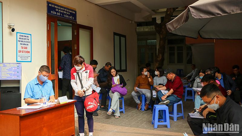 Người dân làm thủ tục cấp, đổi giấy phép lái xe tại Bộ phận tiếp nhận và trả kết quả giải quyết thủ tục hành chính của Sở Giao thông vận tải Hà Nội, 16 Cao Bá Quát, quận Ba Đình. (Ảnh: Nhật Quang)