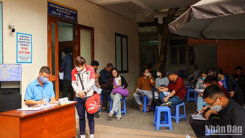 Người dân làm thủ tục cấp, đổi giấy phép lái xe tại Bộ phận tiếp nhận và trả kết quả giải quyết thủ tục hành chính của Sở Giao thông vận tải Hà Nội, 16 Cao Bá Quát, quận Ba Đình. (Ảnh: Nhật Quang)