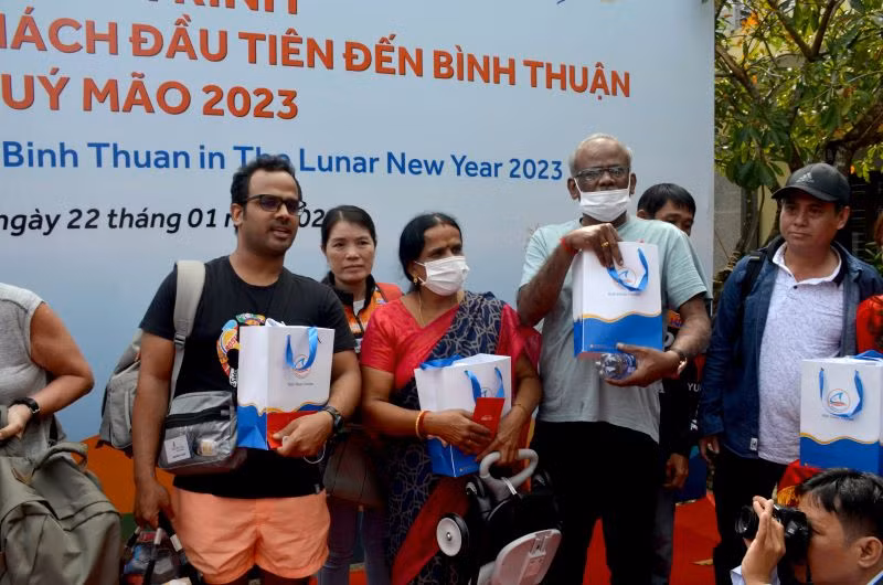 Tất cả khách quốc tế đều được trao những phần quà Tết cổ truyền của Việt Nam.