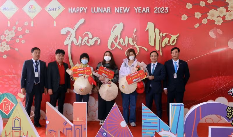 Các du khách nhận quà tặng từ Sở Du lịch, Cảng Hàng không Quốc tế Đà Nẵng và hãng bay.